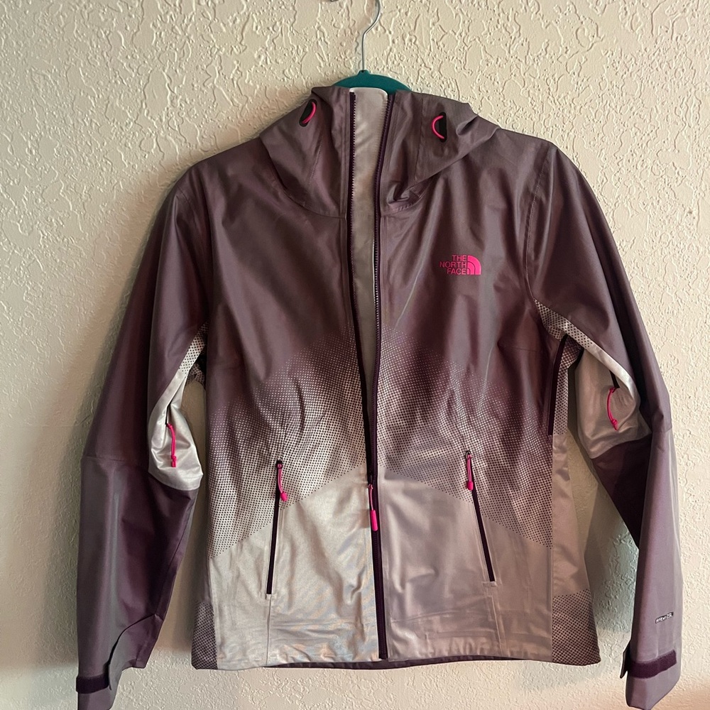 The North Face Gray and Pink Ski Jacket Weather-Resistant Hooded Design